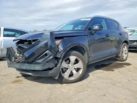 2022 Volvo XC40 Momentum