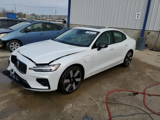 2024 Volvo S60 Recharge Plug-In Hybrid Plus Dark Theme