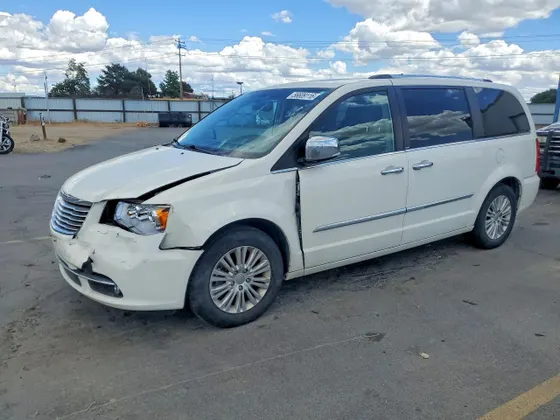 2013 Chrysler Town & Country Limited