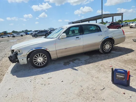 2003 Lincoln Town Car Signature