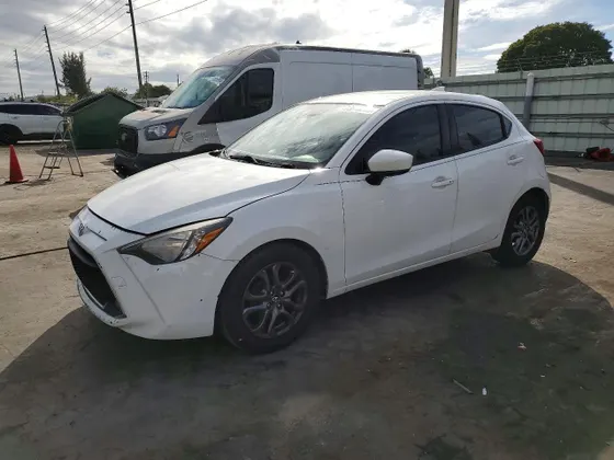 2020 Toyota Yaris Hatchback LE