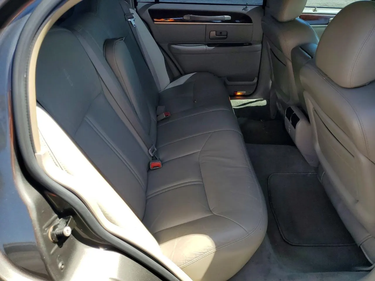 2004 Lincoln Town Car Ultimate