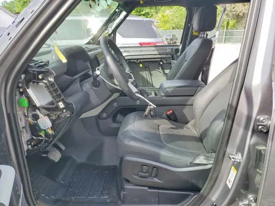 2024 Land Rover Defender SE