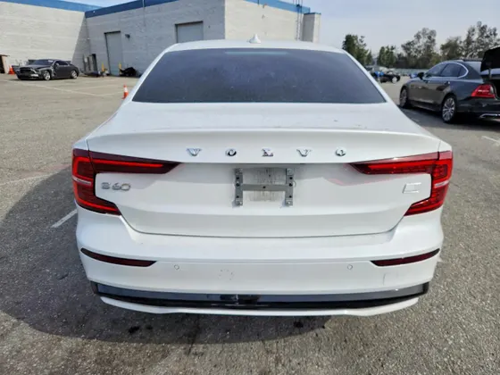 2024 Volvo S60 Recharge Plug-In Hybrid Plus Dark Theme