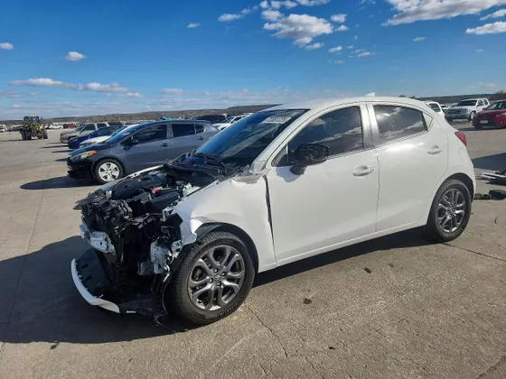 2020 Toyota Yaris Hatchback LE