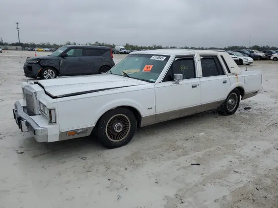 1988 Lincoln Town Car SIGNATURE