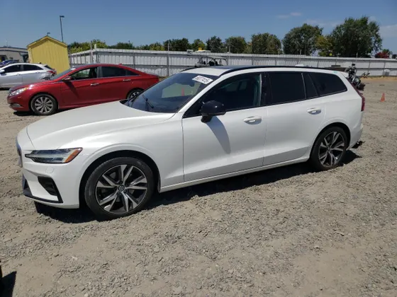2020 Volvo V60 R-Design