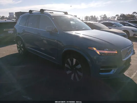 2023 Volvo XC90 Recharge Plug-In Hybrid Ultimate Bright Theme