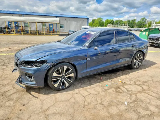 2022 Volvo S60 Momentum
