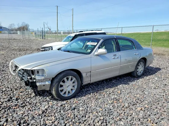 2010 Lincoln Town Car Signature Limited