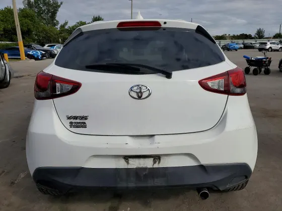 2020 Toyota Yaris Hatchback LE