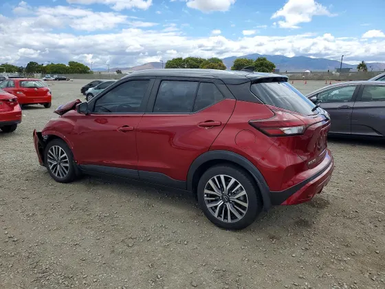 2022 Nissan Kicks SV