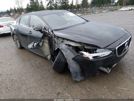2020 Volvo S90 Momentum