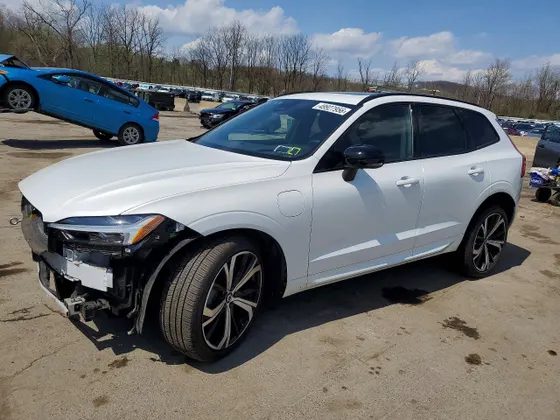 2022 Volvo XC60 Recharge Plug-In Hybrid R-Design