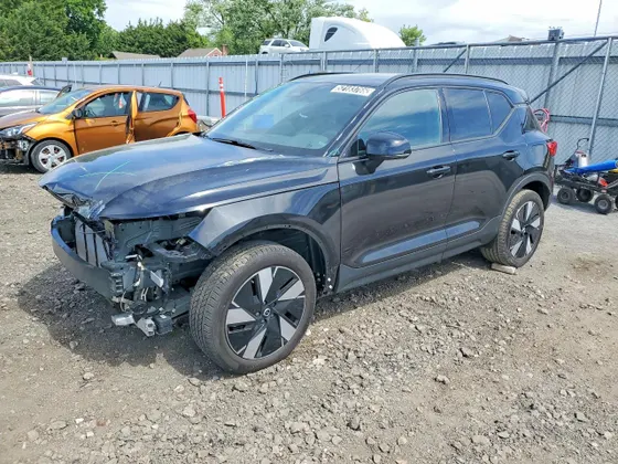 2025 Volvo EX40 Core