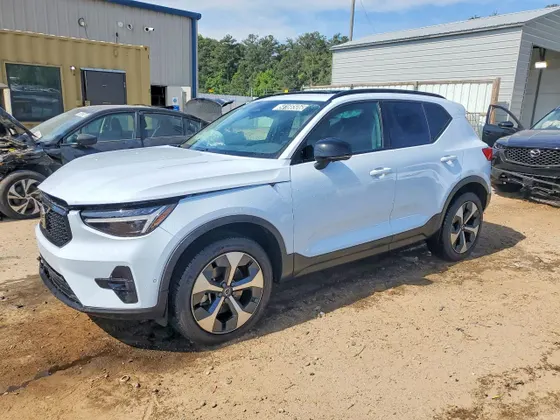 2026 Volvo XC40 Plus