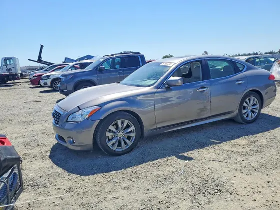 2011 INFINITI M56