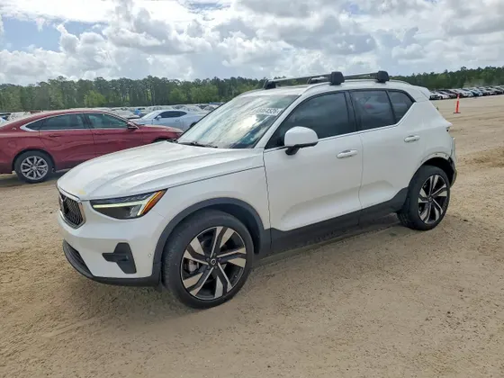 2024 Volvo XC40 Plus Bright Theme