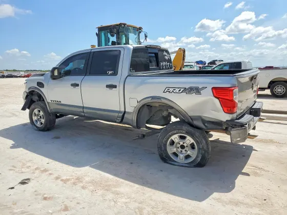 2017 Nissan Titan SV