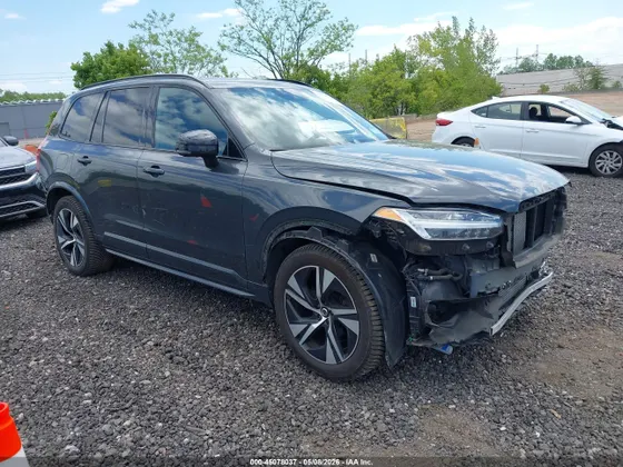 2022 Volvo XC90 Recharge Plug-In Hybrid R-Design