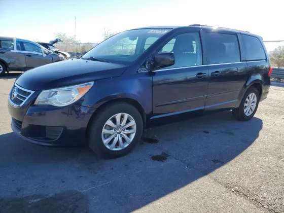 2014 Volkswagen Routan SE w/RSE & Navigation