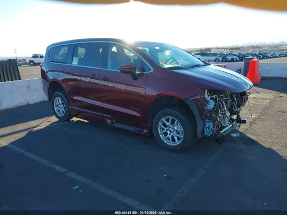 2023 Chrysler Voyager LX
