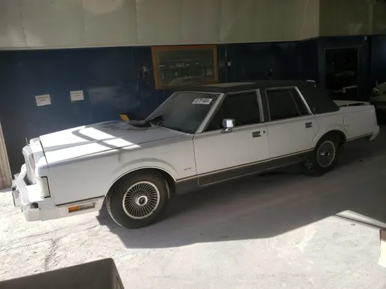 1988 Lincoln Town Car SIGNATURE