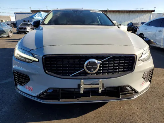 2024 Volvo S60 Recharge Plug-In Hybrid Plus Dark Theme