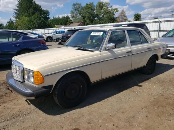 1980 Mercedes-Benz 240