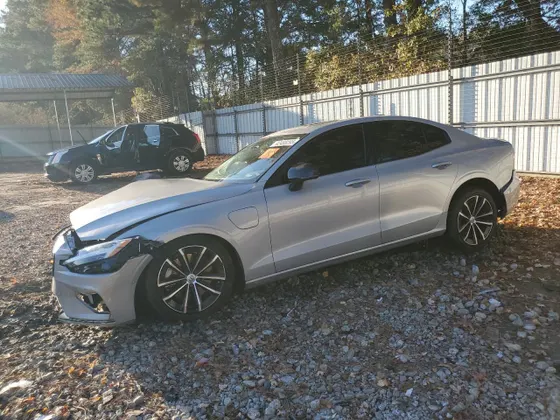2023 Volvo S60 Recharge Plug-In Hybrid Plus Dark Theme