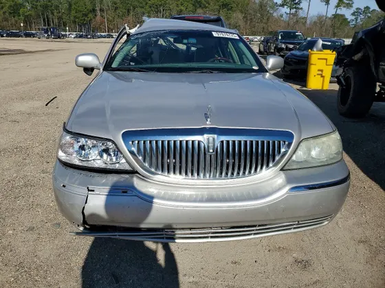 2011 Lincoln Town Car Signature Limited