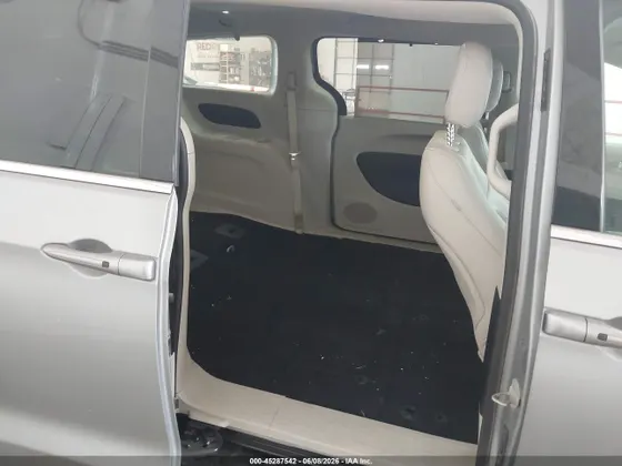 2021 Chrysler Voyager LXI