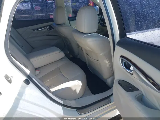 2011 INFINITI M56