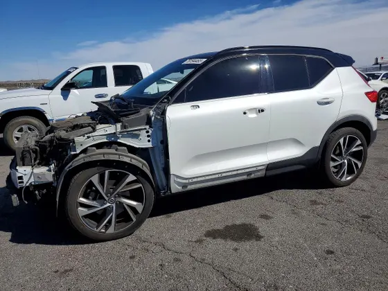 2021 Volvo XC40 R-Design