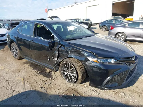 2024 Toyota Camry Hybrid SE