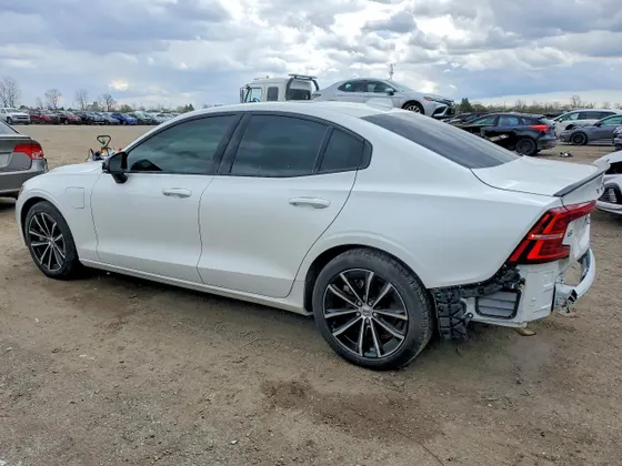 2024 Volvo S60 Recharge Plug-In Hybrid Core Dark Theme