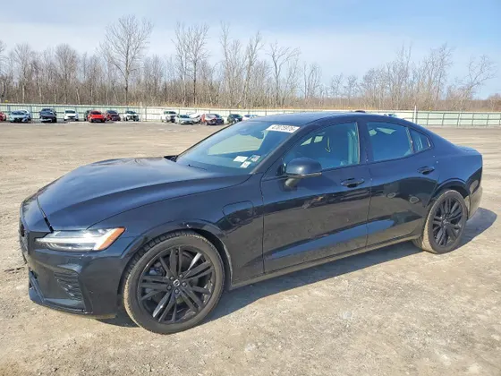 2024 Volvo S60 Recharge Plug-In Hybrid Plus Black Edition