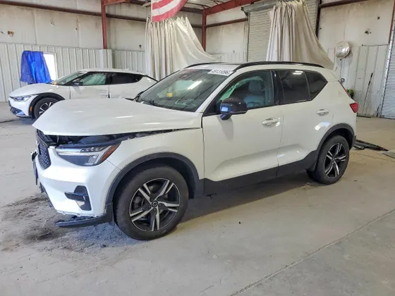 2023 Volvo XC40 Plus Dark Theme