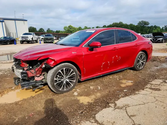 2020 Toyota Camry SE