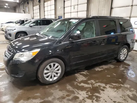 2014 Volkswagen Routan SE w/RSE & Navigation