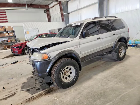 2003 Mitsubishi Montero Sport XLS
