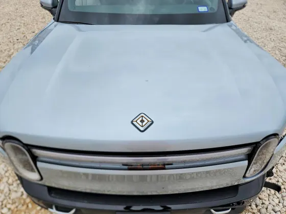 2025 Rivian R1S Adventure