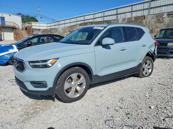 2019 Volvo XC40 Momentum