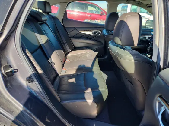 2011 INFINITI M56