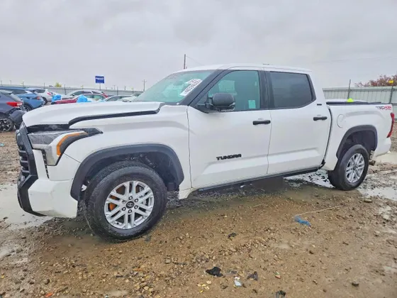 2025 Toyota Tundra 4WD SR5