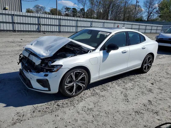 2023 Volvo S60 Recharge Plug-In Hybrid Plus Dark Theme