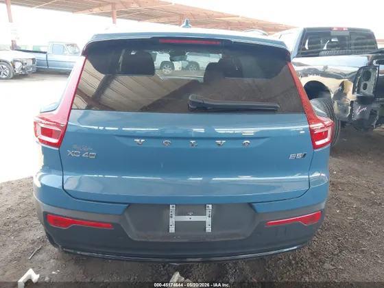 2023 Volvo XC40 Ultimate Dark Theme