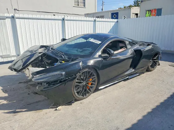 2022 McLaren GT