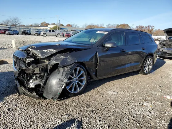 2020 Volvo V60 Momentum