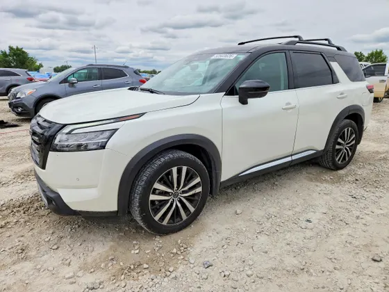 2023 Nissan Pathfinder Platinum